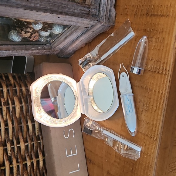 Vivid 5 lighted compact mirror & Luma Tweeze lighted tweezers. - Picture 1 of 7